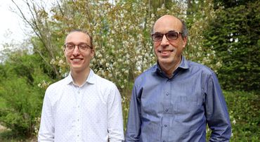 Julian Loosli and his mentor Hansueli Stamm, Head of the Economics Unit.