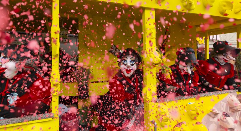 Char de carnaval avec confettis