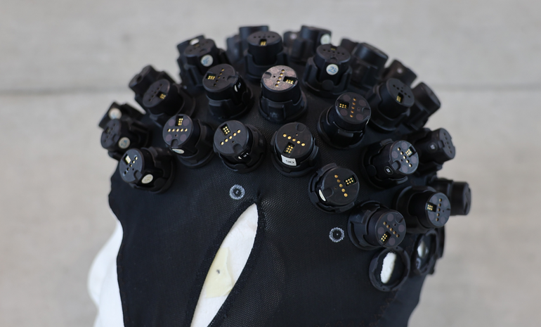 Foto von der Kappe "The HiveOne" zur Hirnmessung