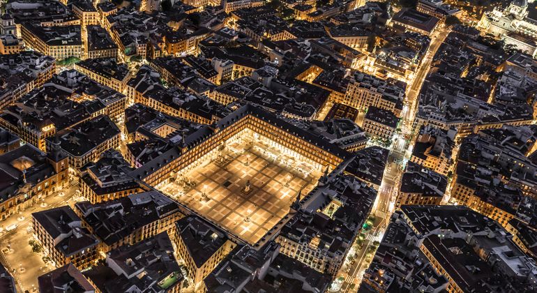 Madrid, la capitale de l'Espagne, dans la nuit.