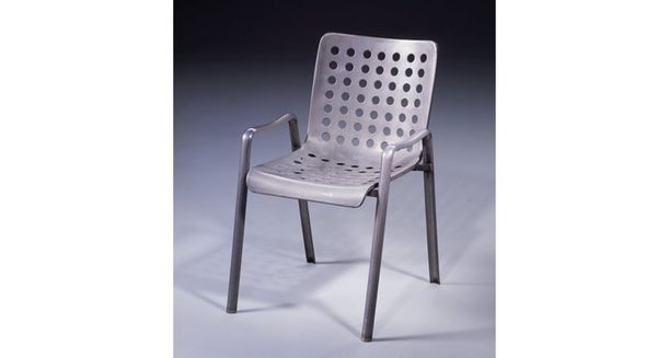 La sedia «Landi» di Hans Coray, interamente realizzata in alluminio, continua a dettare la moda.