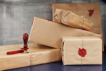 Stapel von Postpaketen