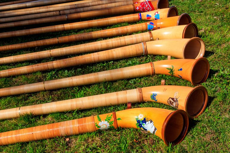 Alphornklänge gehören wie Trachten und Fahnen zum Schwingfest dazu (Bild: iStock) 