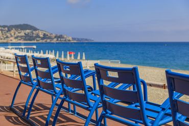 Blaue Stühle auf der Promenade von Nizza
