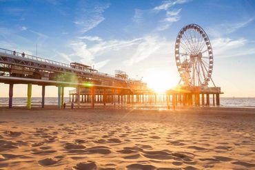 Ruota panoramica sulla spiaggia di Scheveningen all'Aia.