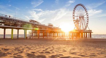 Ruota panoramica sulla spiaggia di Scheveningen all'Aia.