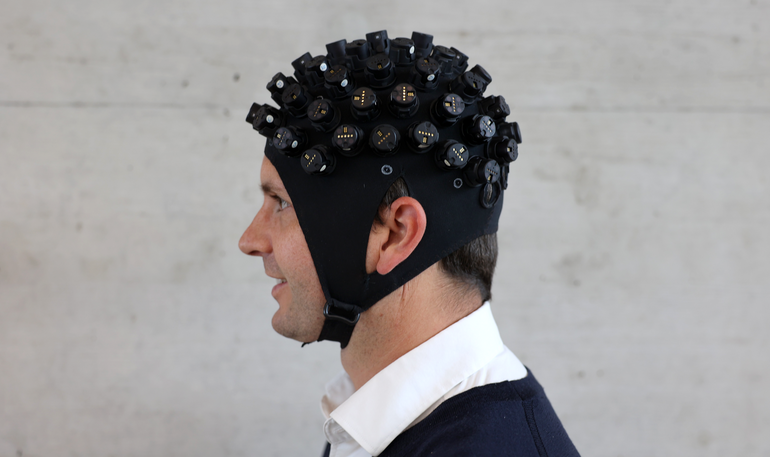 Foto von der Kappe "The HiveOne" zur Hirnmessung