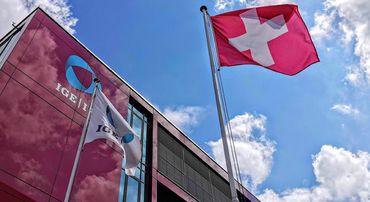 Schweizer Fahne flattert beim IGE.