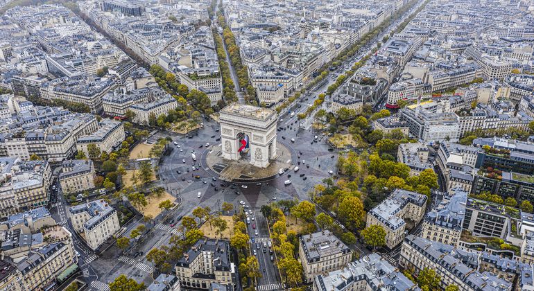 Arc de Triomphe in Paris aus der Vogelperspektive