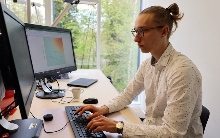 Julian Loosli appreciated the varied nature of his tasks. Photo: IPI Julian Loosli at work in the IGE